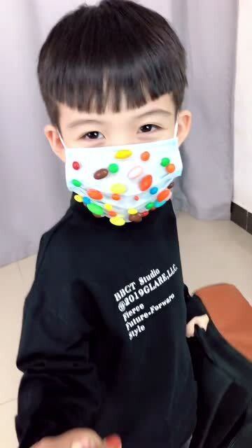  儿子真鬼精,老师不让带零食,他把糖果贴在口罩上