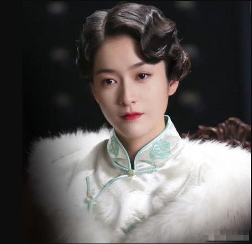  都是22岁,关晓彤张雪迎同穿复古旗袍,温柔灵动是最好的诠释