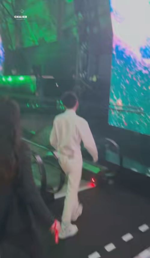  王俊凯被拉着听乐队,表情与众人形成鲜明对比,像极了社恐打工人