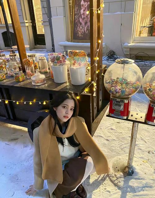  欧阳娜娜撩汉式拍照太强了穿百褶裙配白色连裤袜,美成清纯校花