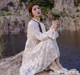  街拍美女不只是性感,蕾丝裙也能穿出仙气十足