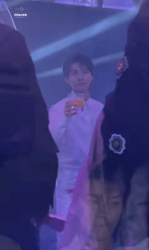  王俊凯童年历史再被扒,与小伙伴吃烤肉并豪爽碰杯,一副大人模样