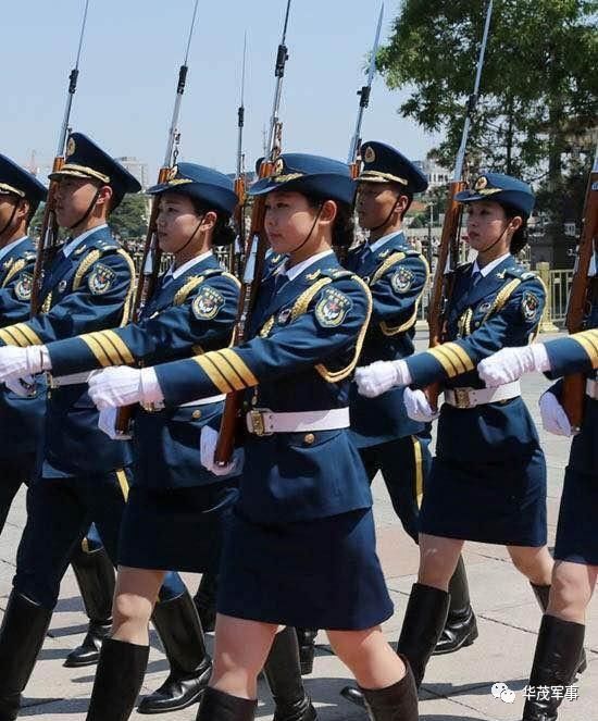  女兵仪仗队每天训练8小时,5厘米高跟靴,这才是中国女汉子