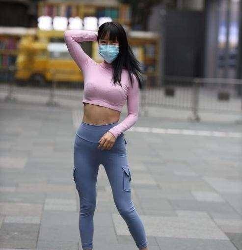  宽胯的打底裤美女,大方得体的搭配风格也耐看,简约时尚
