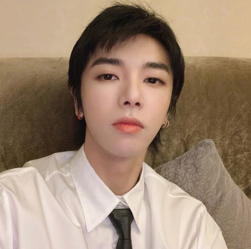  华晨宇承认华迎晨后,女儿近况又被传开,她和妈妈在家放烟花