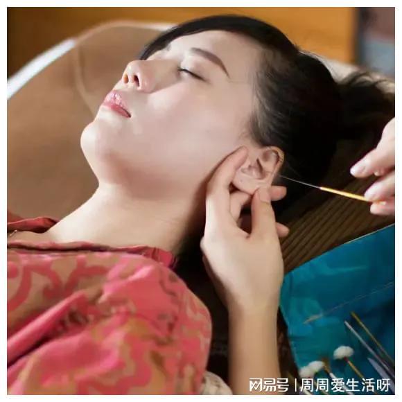  采耳店内幕女技师的柔式按摩,别有洞天