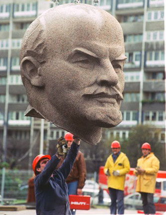  列宁头像雕塑在柏林重见天日1991年被摧毁掩埋