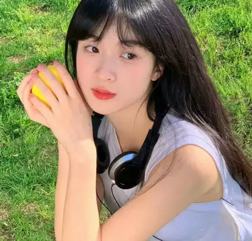  头像很杂却又意外中意的女生头像篇三