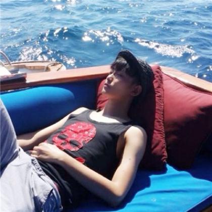  很难过孤独伤感男生头像,一切都好可我一点也不快乐