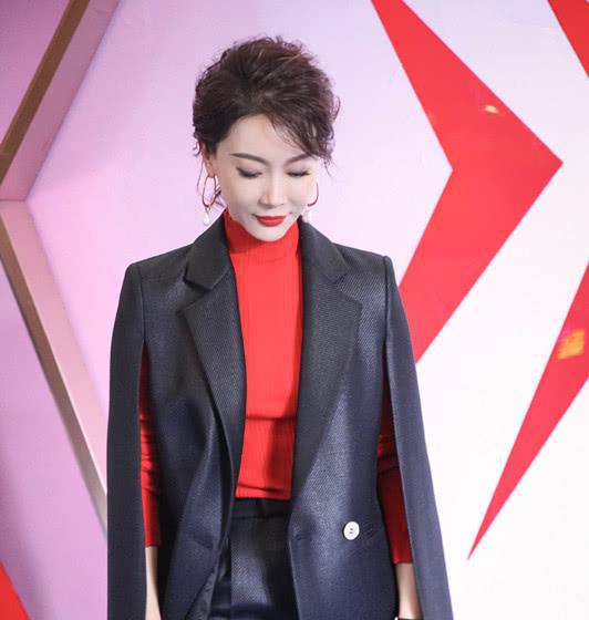 陈数穿开衫西装,内搭一件红色高领针织衫,气色好都是穿出来的