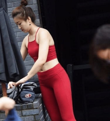  街拍,,红衣紧身瑜伽裤,这种美值得尝试,美艳至极