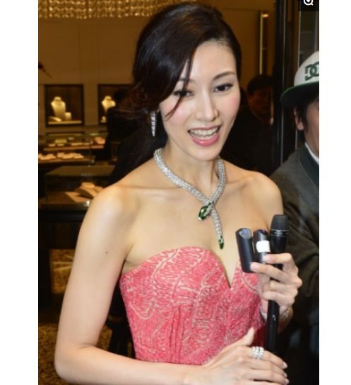  47岁李嘉欣活动照,网友不愧是女神,这衣服普通人驾驭不了