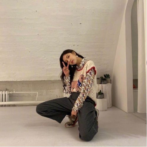  宋妍霏身材比例也太好了丝绒圆领卫衣黑短裤帅到底,风格多变