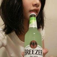 喝啤酒的女生头像