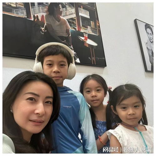  郭晶晶带仨娃坐高铁,母子穿搭朴实看画展,被网友认作普通宝妈