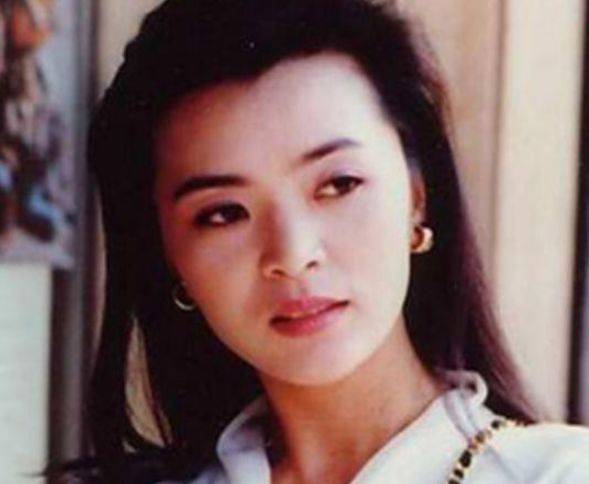  刘德华曾向她表白,周润发为她差点殉情,如今依旧孤身一人