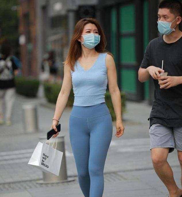  甜美帅气的连衣裙穿搭年轻有品位,带来娇柔的靓丽感觉,时尚清新