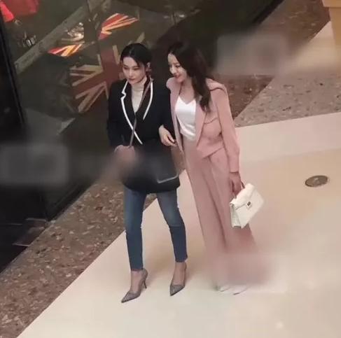  迪丽热巴新剧杀青,穿婚纱稳居c位,却被身旁张馨予短发西装抢镜