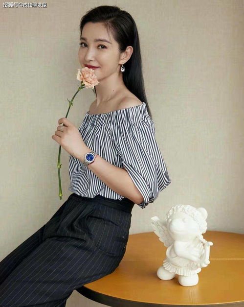  李冰冰御姐范十足,黑色修身高开叉半身裙拍写真,妥妥的不老女神