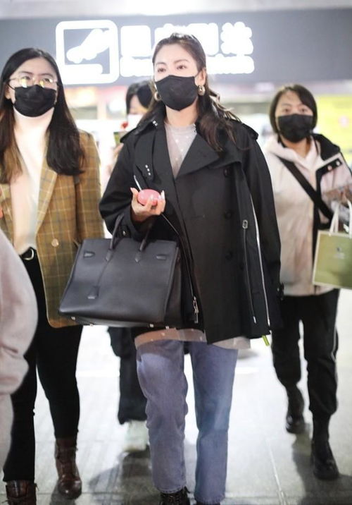  谁说黑色穿着沉闷的张雨绮的黑色长裙好有个性,曲线也很美