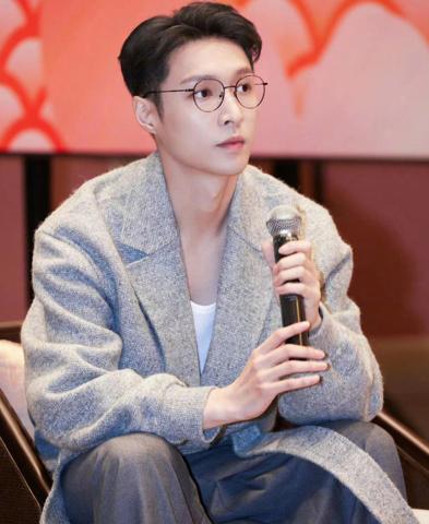  张艺兴身着dior迪奥二零二三冬季男装系列
