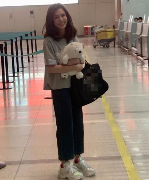  李若彤终于换造型,中分发简约白西装又美又飒,这哪像51岁的人