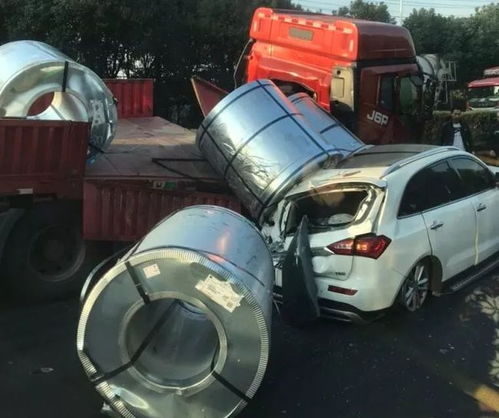 常州312国道发生车祸,运输车上钢卷滑落砸中轿车,警方通报来了