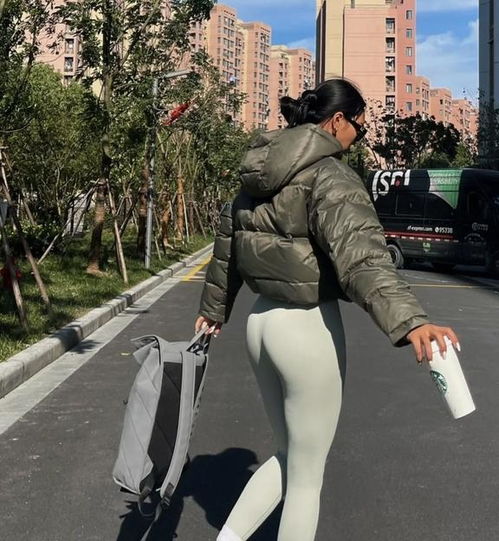  梨形身材可真香短款羽绒服瑜伽裤保暖又好看,释放女人味