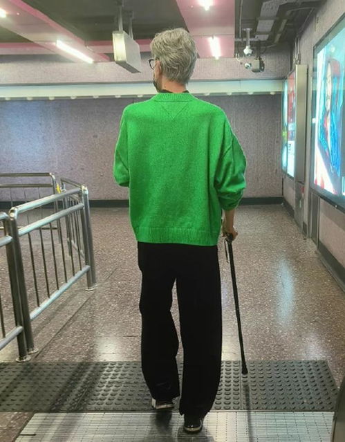  去了香港才发现白发爷爷都在穿西装和卫衣,意外的时髦高级