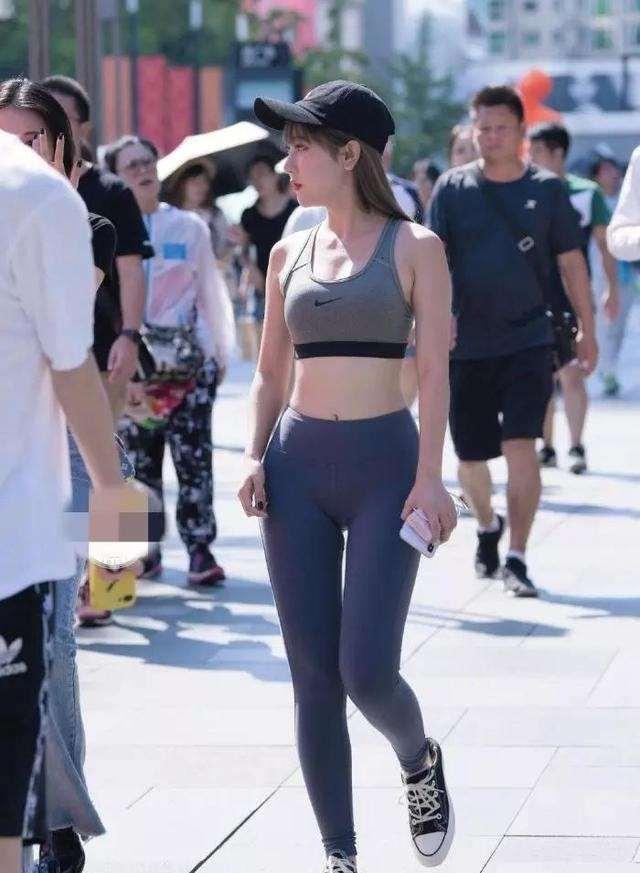  穿涤纶打底裤的美女,值得借鉴和尝试,会怎样