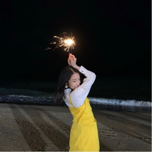  原来孟美岐也可以这么清新白色衬衫搭配黄色紧身裙,真让人心动