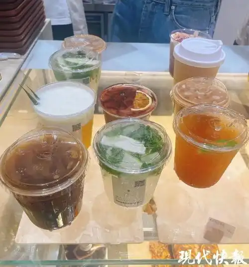 男生手拿咖啡头像