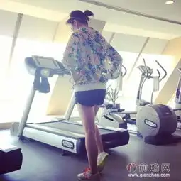  贾静雯周末起早做运动花衣裳结实肌肉引赞叹