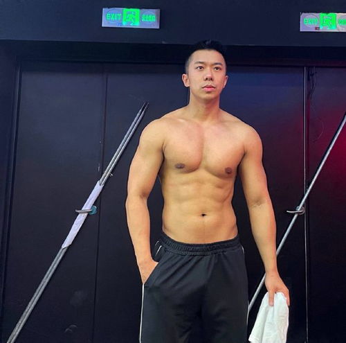  胸肌霸气腹肌漂亮,有人问保持好身材怎么做到他默默亮出手掌