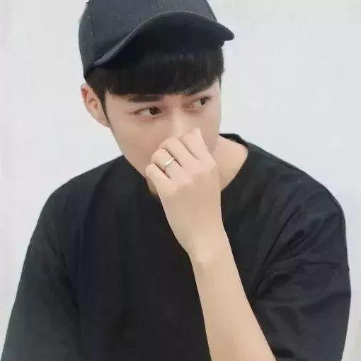  男生不会拍照试试这些拍照姿势