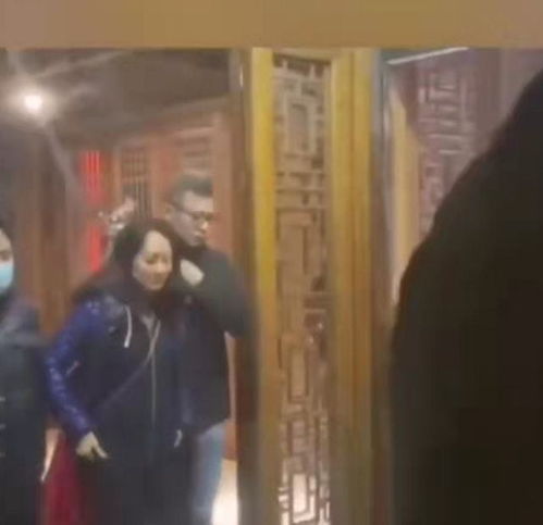  孟晚舟回国后变朴素游张家界穿粉毛衣少女心十足,笑容不断超甜