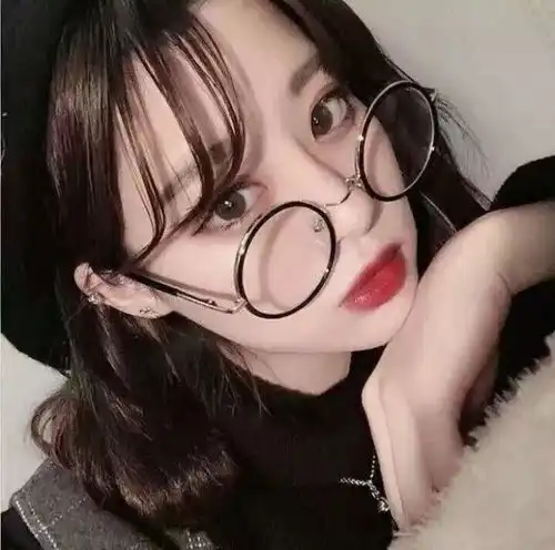 戴眼镜适合的发型 戴眼镜适合的发型
