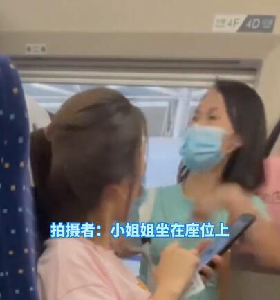  广州一女孩高铁上微调座椅,后座大妈一脚踹回,网友为老不尊