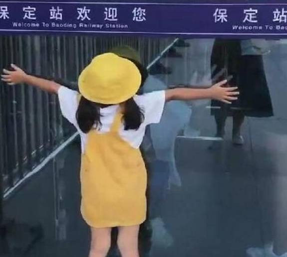  相差20岁的兄妹一起逛超市,妹妹买不停,哥哥给我留点彩礼钱