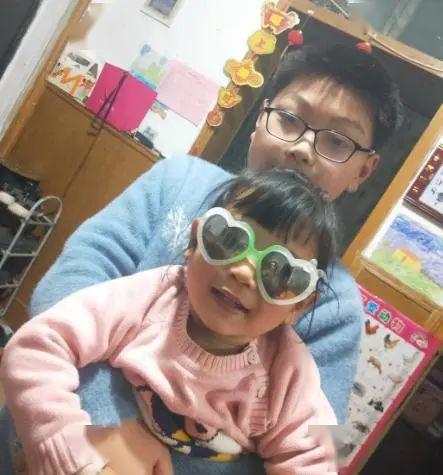  蒋春燕哥哥学给妹妹穿衣服,满满幸福感