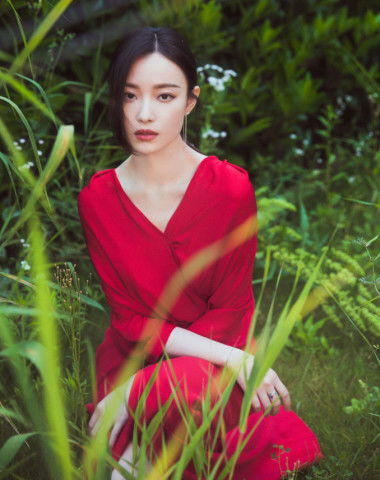  倪妮穿红裙露面,随性发型配神仙气质,这才是真正的美得入骨