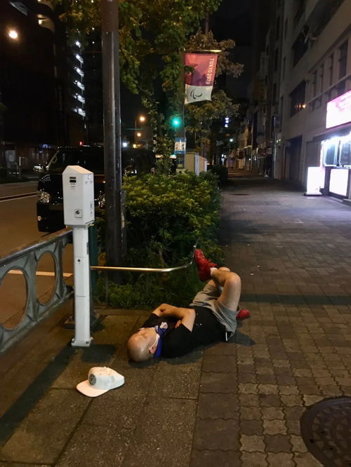  东京街头酒醉后镜头当街热吻拥抱垃圾桶等鬼畜姿势获20万人围观