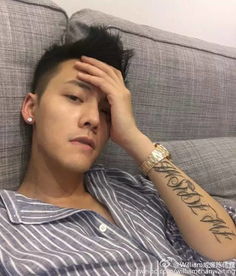  同躺一张沙发阿sa佛爷疑似复合,难道佛爷忘了当年那些事