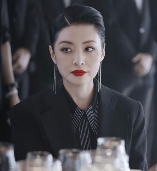  央视最美主持人果然是她54岁穿西装,气场比杨幂还强