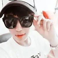  帅气的戴墨镜一男一女情侣头像