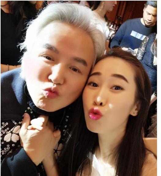  明道成林瑞阳接班人,当众与女员工吻头发闻脖子,动作很油腻
