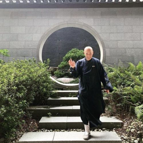  周海媚前任林伟亮罕露脸,看破红尘出家11年,戾气大减越发祥和