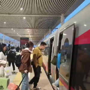  受强对流恶劣天气影响的江西境内铁路陆续恢复运输秩序