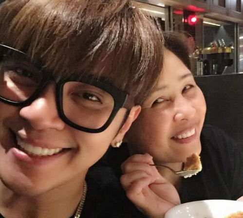  罗志祥晒18张从小到大与妈妈温馨合影,母子俩旧时造型潮爆了