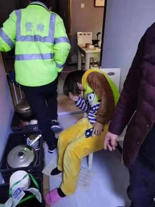  直播女子欲自杀高速交警深夜紧急救助